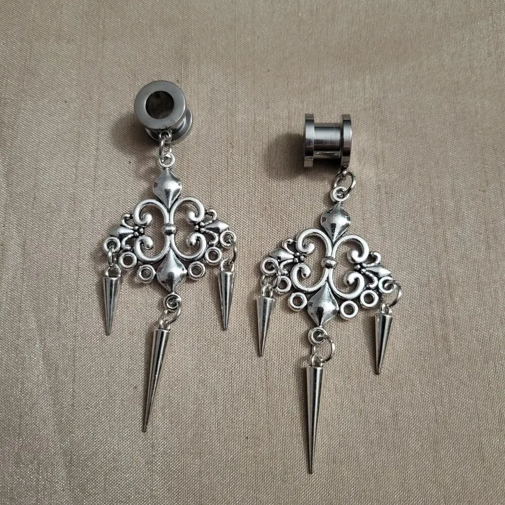 0 gauge (8mm) fleur de lis spiked chandelier stainless steel tunnels, screw back